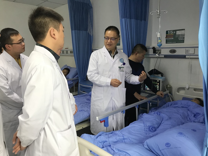 周彤带领外科医生查房